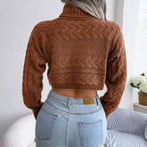 Kurzer Rollkragenpullover mit Zopfmuster